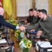 Ucraina, dagli Usa aiuti a Kiev. Zelensky: “Voi date soldi, noi diamo vite”