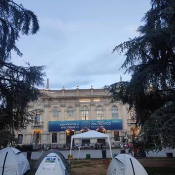 Università, tornano le tende al Politecnico di Milano contro il caro affitti