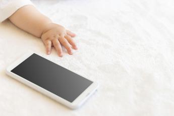 Ansia e insonnia da tablet e device per bimbi, mai schermi sotto i 3 anni