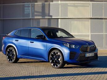 BMW iX2 2024: forme sportive per il SUV elettrico