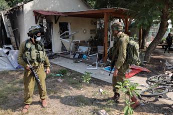 Bimbi decapitati nel kibbutz, Israele non conferma news e Hamas smentisce: cosa sappiamo