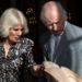 Carlo e Camilla come il conte Dracula e consorte per Halloween