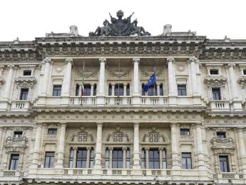 Cassazione: “Molestie via social? Non come quelle telefoniche”