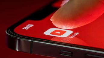 Conflitto in Israele, l’Europa chiede a YouTube un freno alla disinformazione