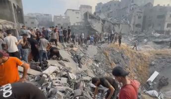 Gaza, “oltre 50 morti in campo profughi”. Israele: colpito centro Hamas