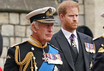 Harry e il ramoscello d’ulivo a Carlo che già rischia di spezzarsi