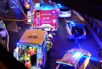 Incidente Mestre, il momento in cui il bus precipita dal cavalcavia – Video