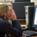 Lavorare tanto e malpagati fa male al cuore quanto l’obesità
