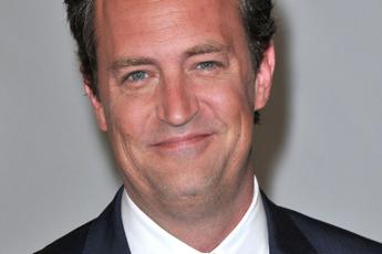 Morto Matthew Perry, il dolore dei fan e le lacrime dei colleghi