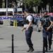 Parigi, donna urla “Allah Akbar” e minaccia di “far saltare tutto”: polizia le spara