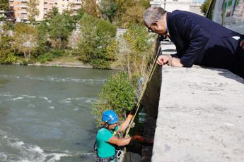 Ponte Milvio a Roma, pulizia acrobatica per eliminare verde infestante
