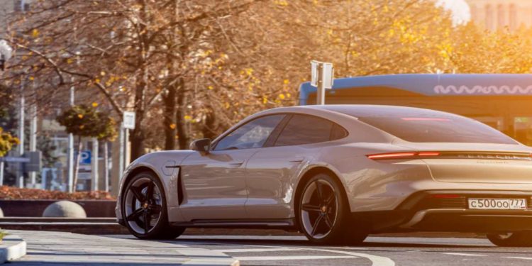Noleggio Porsche a Medio Termine: L’Arte della Mobilità tra Tradizione e Innovazione