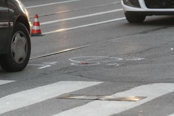 Roma, morto a 21 anni investito sulle strisce da un’auto e un taxi