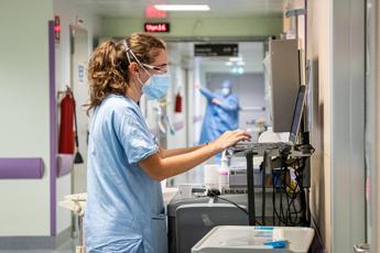 Sanità, infermieri: “Anziani e malati cronici a rischio fragilità digitale, noi in campo”