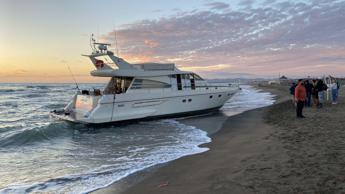 Yacht ‘fantasma’ si arena a Fregene, nessuno a bordo