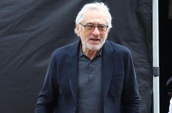 De Niro alla sbarra, l’ex assistente: “Battute sessiste, dovevo grattargli la schiena”