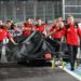 Ferrari di Sainz distrutta da un tombino a Las Vegas: “Inaccettabile” – Video