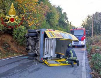 Incidente vicino Roma, scuolabus si ribalta a Rocca di Papa: contusi autista e due bimbi