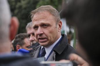 Lollobrigida e il treno, il ministro risponde: “Fermata straordinaria? Per tutti, non solo per me”