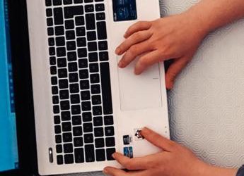 Salute: lo smart working stressa di più i papà, indagine