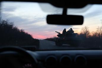 Ucraina, Ue non consegnerà tutte le munizioni. Slovacchia: stop armi a Kiev