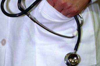 Vi ricordate il medico che festeggiò la pensione e distrusse il telefono? Ha cambiato idea