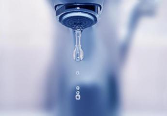 Bollette, l’acqua potabile ora costa di più