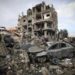 Gaza, 35 morti in attacco a campi profughi. Usa abbattono drone e missile Houthi