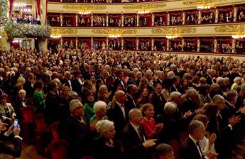 Grida “Viva l’Italia antifascista” alla Scala e viene identificato, è bufera