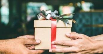 Natale, regali a rischio esplosione? La minaccia dietro smartphone e pc