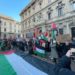 Prima della Scala, in piazza immensa bandiera della Palestina: “Fermate il massacro”