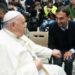 Scultura, l’artista iraniano Howtan Re dona a Papa Francesco il suo Cristo col piercing
