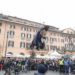 A piazza Navona tutto pronto per l’arrivo della Befana dal cielo