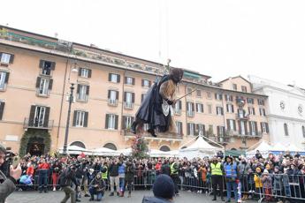 A piazza Navona tutto pronto per l’arrivo della Befana dal cielo
