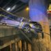 Auto sfonda guardrail e resta in bilico sul cavalcavia, illeso il conducente