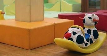 Bimbi picchiati e insultati all’asilo nido, scatta divieto di dimora per 5 maestre