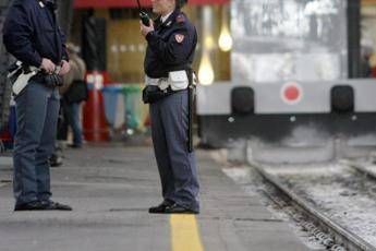 Cadavere in decomposizione sui binari, macabro ritrovamento a Viareggio