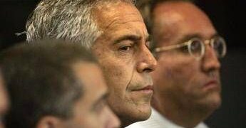 Caso Epstein, diffuse nuove foto: ci sono anche Bill Gates e Noam Chomsky