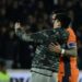 Fiorentina-Inter, invasione di campo a inizio ripresa: un tifoso abbraccia Lautaro