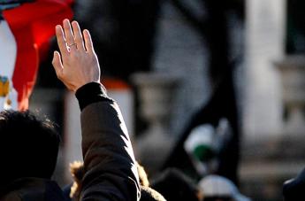 Lazio-Roma, a Ponte Milvio saluti romani di tifosi laziali prima del derby