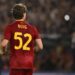 Lazio-Roma, il giallorosso Bove colpito da bottiglia in testa