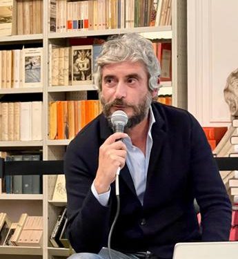 Osho torna in teatro: “L’autoironia di destra, questa sconosciuta”