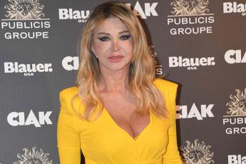 Paola Ferrari: “Ho un altro tumore al viso, presto mi dovrò operare”