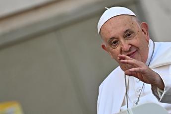 Papa: “Il piacere sessuale è un dono di Dio ma è minacciato dalla pornografia”