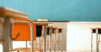 Prof taglia ciocche di capelli a 2 alunne, choc a Venezia: genitori in rivolta