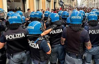 Scontri a corteo centri sociali contro presenza Israele a fiera Vicenza