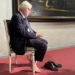 Sgarbi, il quadro rubato e la foto a piedi nudi: “Vogliono farmi le scarpe? Eccole”