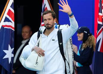 Sinner, i complimenti di Medvedev che assicura: “Ci saranno altre finali”