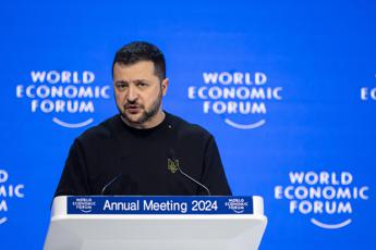 Ucraina, Zelensky a Davos: “Combattiamo Putin tutti insieme per pace globale”