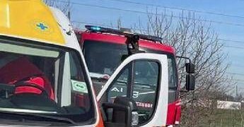 Frontale tra auto e bus nel Veneziano, un morto e cinque feriti